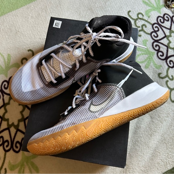 Kyrie Flytrap 4’s - Picture 1 of 5